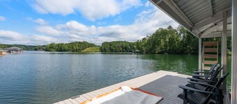 Charming Lakefront 4 Bedroom with bunk room on Lake Keowee with dock, sleeps 12