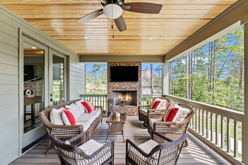 Charming Lakefront 4 Bedroom with bunk room on Lake Keowee with dock, sleeps 12