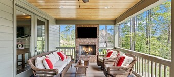 Charming Lakefront 4 Bedroom with bunk room on Lake Keowee with dock, sleeps 12