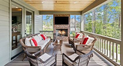 Charming Lakefront 4 Bedroom with bunk room on Lake Keowee with dock, sleeps 12