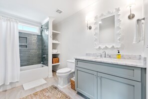 Hair dryer, towels, soap, toilet paper - Charming Lakefront 4 Bedroom with bunk room on Lake Keowee with dock, sleeps 12 (Six Mile)