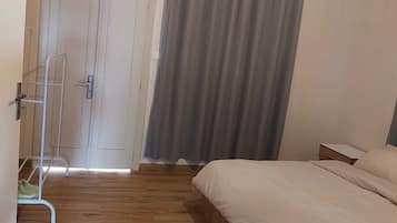 Chambre Double, 1 grand lit, balcon, vue jardin | Wi-Fi gratuit