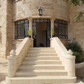 واجهة المنشأة