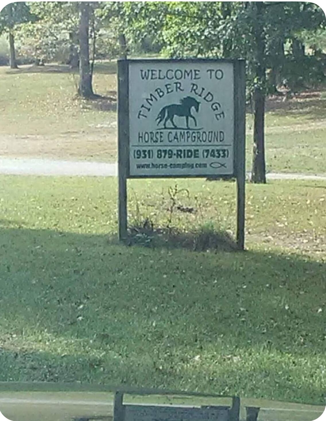 Willkommensschild für den Timber Ridge Horse Campground mit Kontaktinformationen und einer Website-URL.