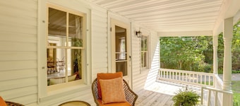 Home Close to Downtown Frankfort, Walk to Beach!