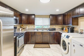 Réfrigérateur, micro-ondes, plaque de cuisson, cafetière/bouilloire