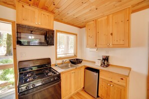 Kühlschrank, Mikrowelle, Herdplatte, Wasserkocher mit Kaffee-/Teezubehör
