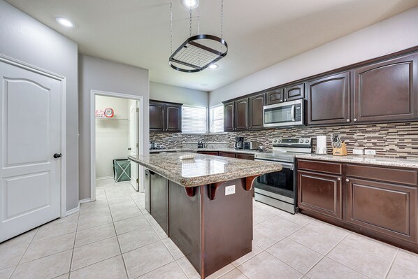 Fridge, microwave, stovetop, dishwasher