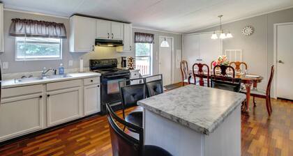 1 Mi to US Marine Base Albany: Cozy Getaway!
