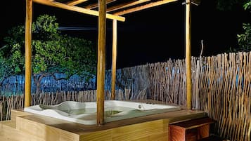 Outdoor spa tub