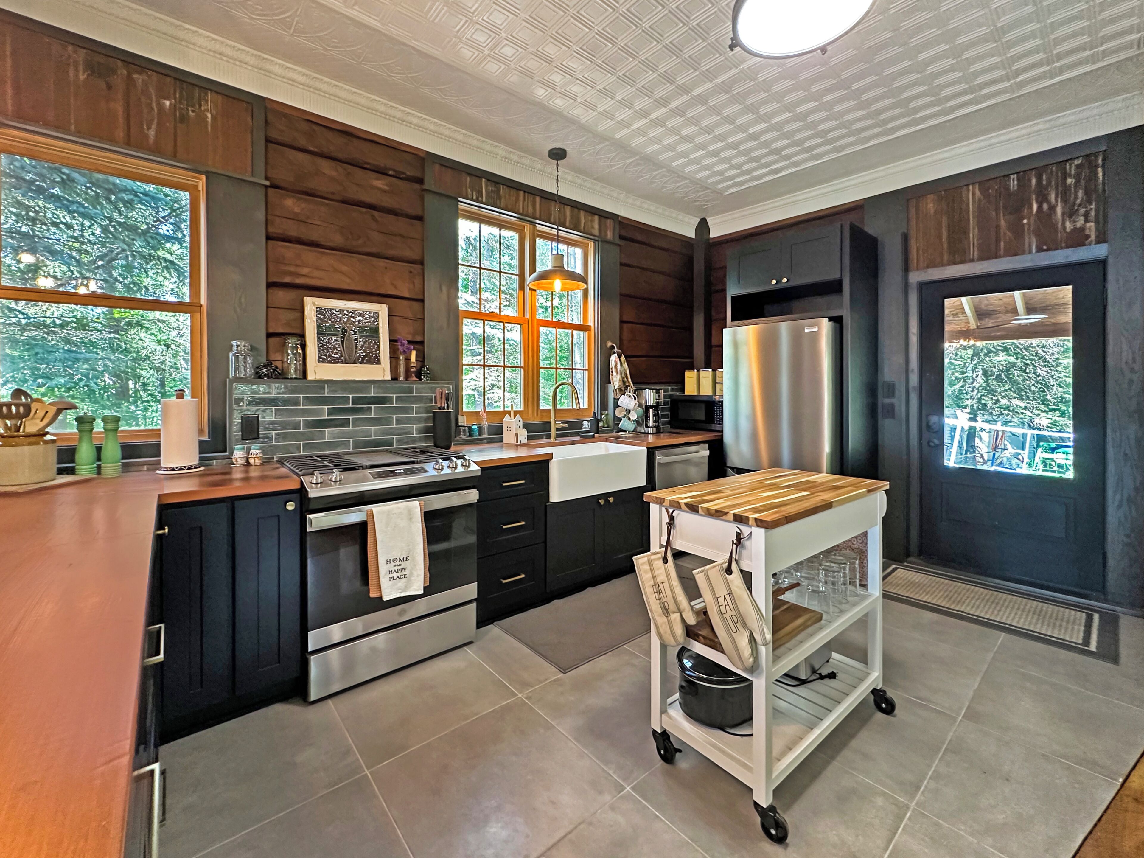 Mikrobølgeovn, ovn, kokeplater og oppvaskmaskin