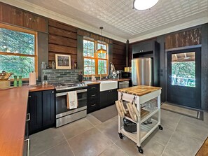 Een microgolfoven, een oven, een kookplaat, een vaatwasser