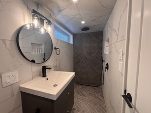 Bathroom - Cozy cabin on Oxtongue River; Heron Cottage (Huntsville)