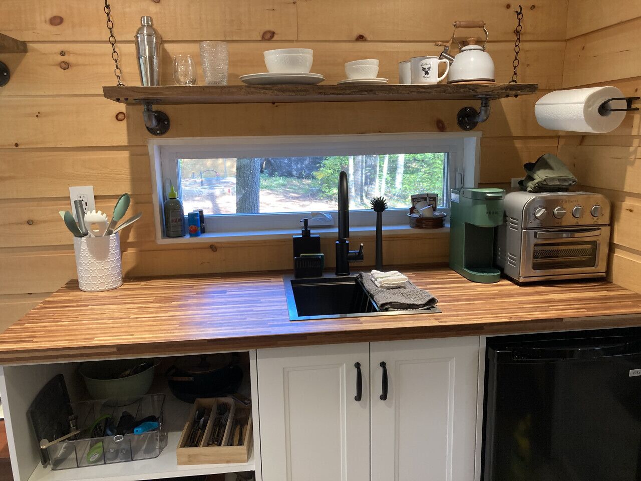 Fridge, oven, stovetop, coffee/tea maker