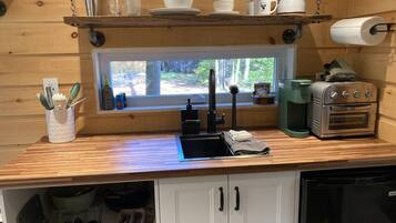 Fridge, oven, stovetop, coffee/tea maker