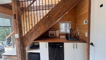 Fridge, oven, stovetop, coffee/tea maker