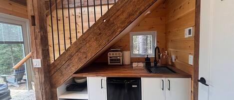 Fridge, oven, stovetop, coffee/tea maker