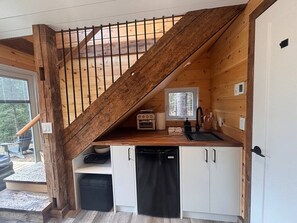 Fridge, oven, stovetop, coffee/tea maker