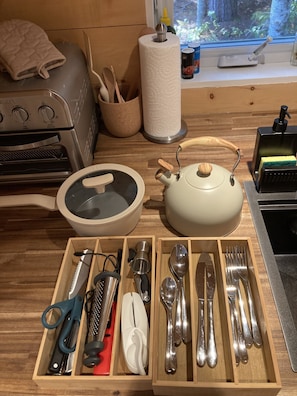 Réfrigérateur, four, plaque de cuisson, cafetière/bouilloire