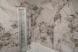 Sèche-cheveux, serviettes fournies, savon, papier toilette