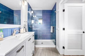 Douche, sèche-cheveux, serviettes fournies, savon