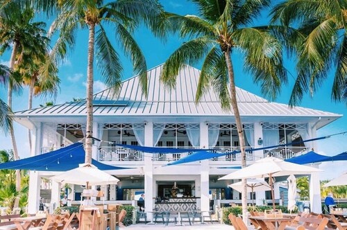Rum Reef, 6 bedroom house in North Side, pool, private beach, kayaks, bikes.