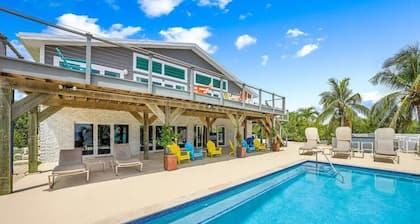 Rum Reef, 6 bedroom house in North Side, pool, private beach, kayaks, bikes.