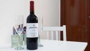 A bottle of Vina Norte wine on a white table with two wine glasses and a small card. - Piso Elegante y Luminoso (La Victoria de Acentejo)
