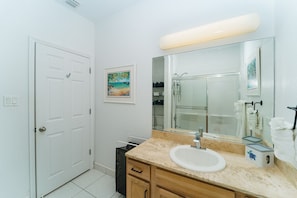 Secadora de cabello, toallas, jabón, papel de baño