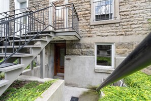 Exterior detail - une retraite de qualité au niveau du jardin en centre-ville (Montréal)