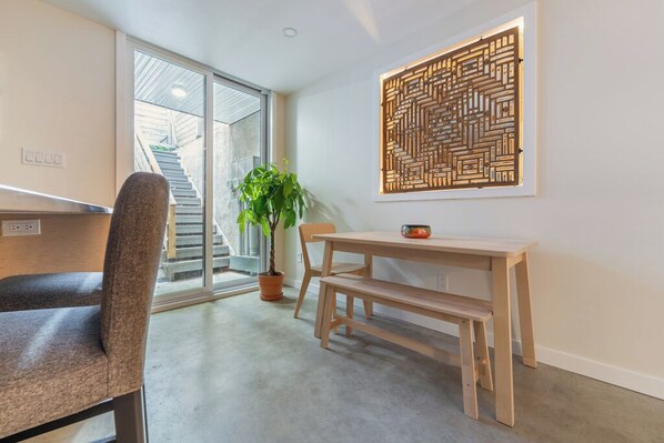 Dining - une retraite de qualité au niveau du jardin en centre-ville (Montréal)