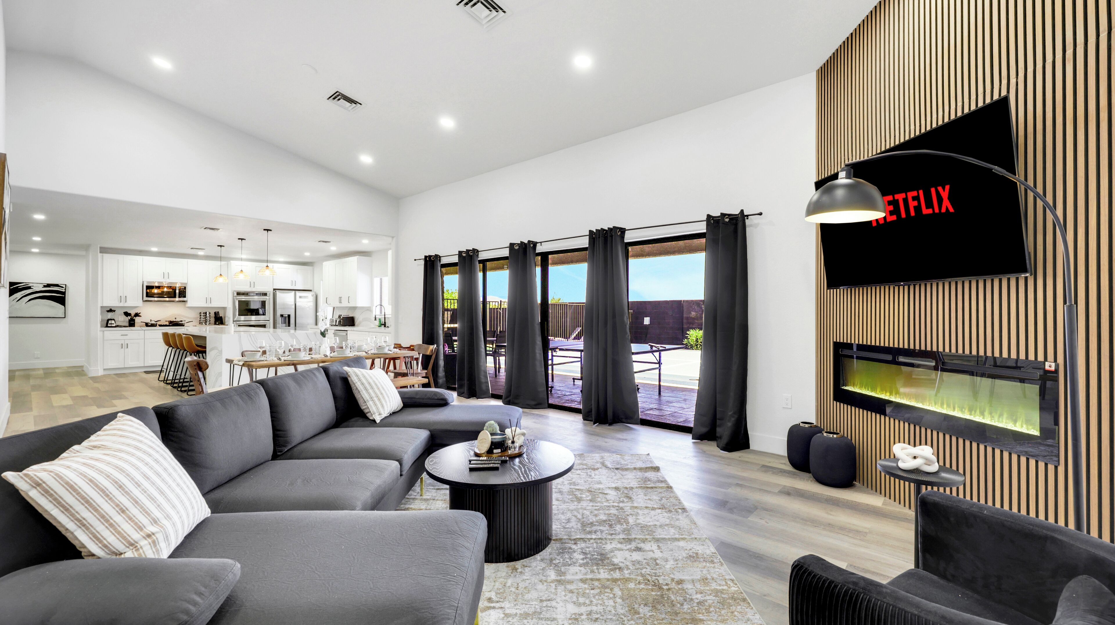 Smart-TV, Kamin, Tischtennisplatte