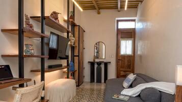 Smart TV, books, stereo