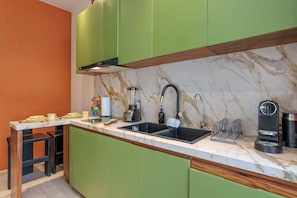 Frigorífico, microondas, placa de cocina y cafetera o tetera