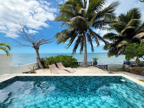 Villa Hereiti by ENJOY VILLAS / 3 bdrm AC /3 bath /private pool and front lagoon