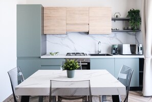 Kühlschrank, Mikrowelle, Ofen, Geschirrspüler