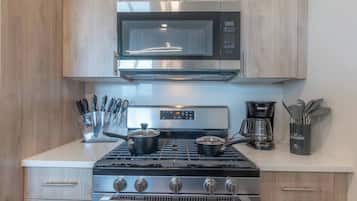 Geladeira, micro-ondas, fogão, cooktop