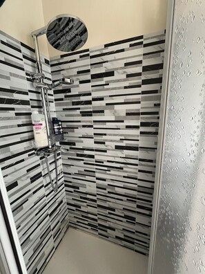 Ducha, secador de pelo, bidé y toallas