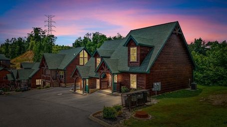 Exterior. Convenient location Close to Dollywood & The Island l Hot Tub