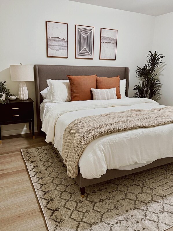 2 soverom, skrivebord, strykejern/-brett og wi-fi (inkludert)