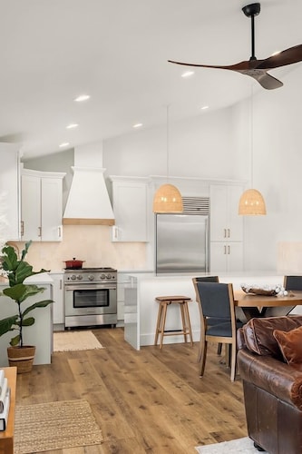 Charming 2-bedroom Modern Guest House 35 minutes to skiing