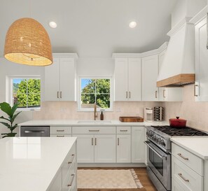 Kjøleskap, mikrobølgeovn, ovn og kokeplater