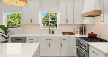 NEW! Charming 2-bedroom Modern Cottage in peaceful Fall City with AC and Views