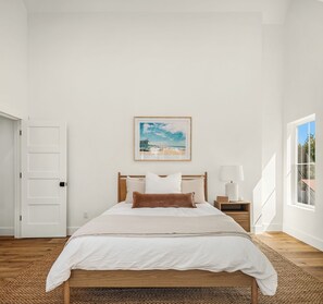 2 bedrooms, desk, iron/ironing board, travel crib - Charming 2-bedroom Modern Cottage in peaceful Fall City with AC and Views (Fall City)