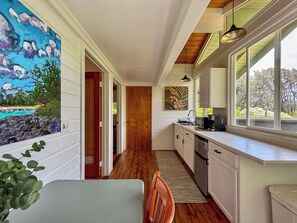 Een koelkast, een microgolfoven, een koffiezetapparaat/waterkoker