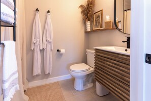 Shower, towels, soap, toilet paper - Charming studio in delightful Escondido with AC (Escondido)