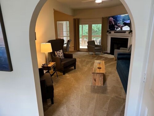 Cheerful 2 bedroom townhouse with fireplace