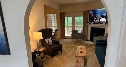 Cheerful 2 bedroom townhouse with fireplace