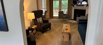 Cheerful 2 bedroom townhouse with fireplace