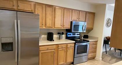 Cheerful 2 bedroom townhouse with fireplace
